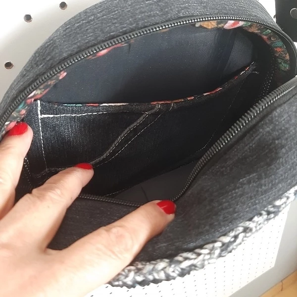 Bolsa Redonda Pequetita Azul com Pimenta do Reino