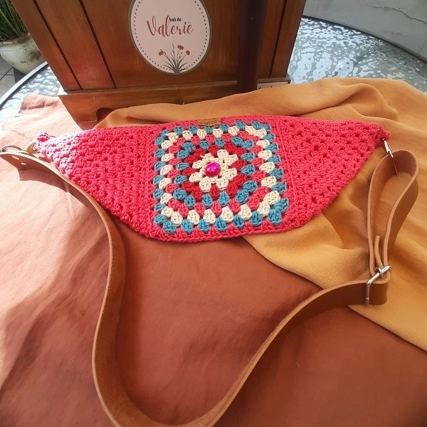 Pochete Rosa Brilho – Na cor rosa com detalhes azul claro, magenta  e creme. Aplicação em pedra acrílica   PORB