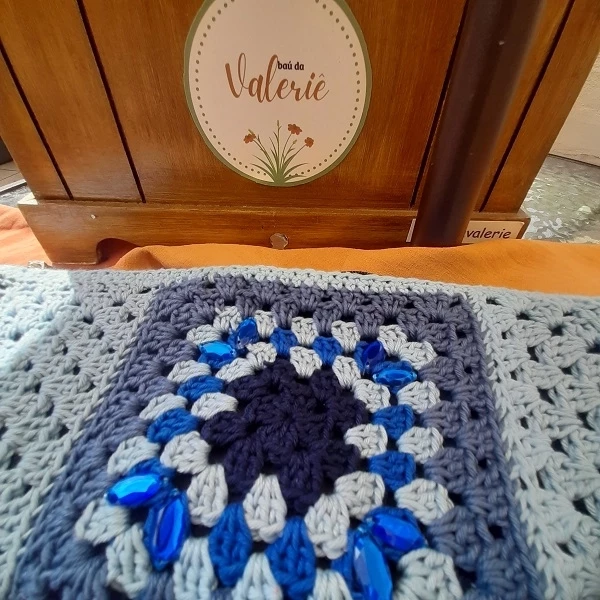Pochete Azul Brilho- tons de azul com aplicação em pedras acrílicas  