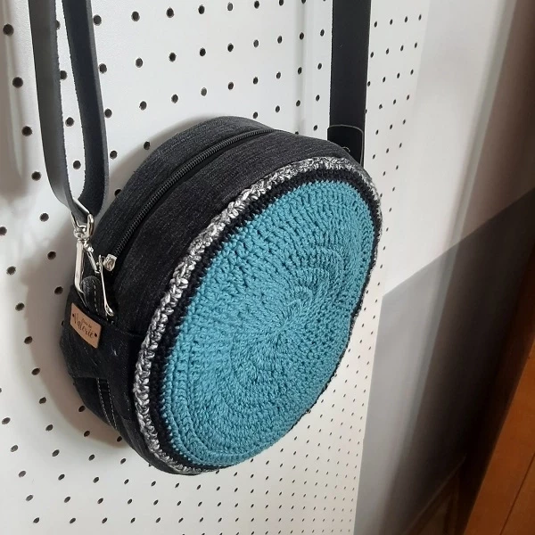 Bolsa Redonda Pequetita Azul com Pimenta do Reino